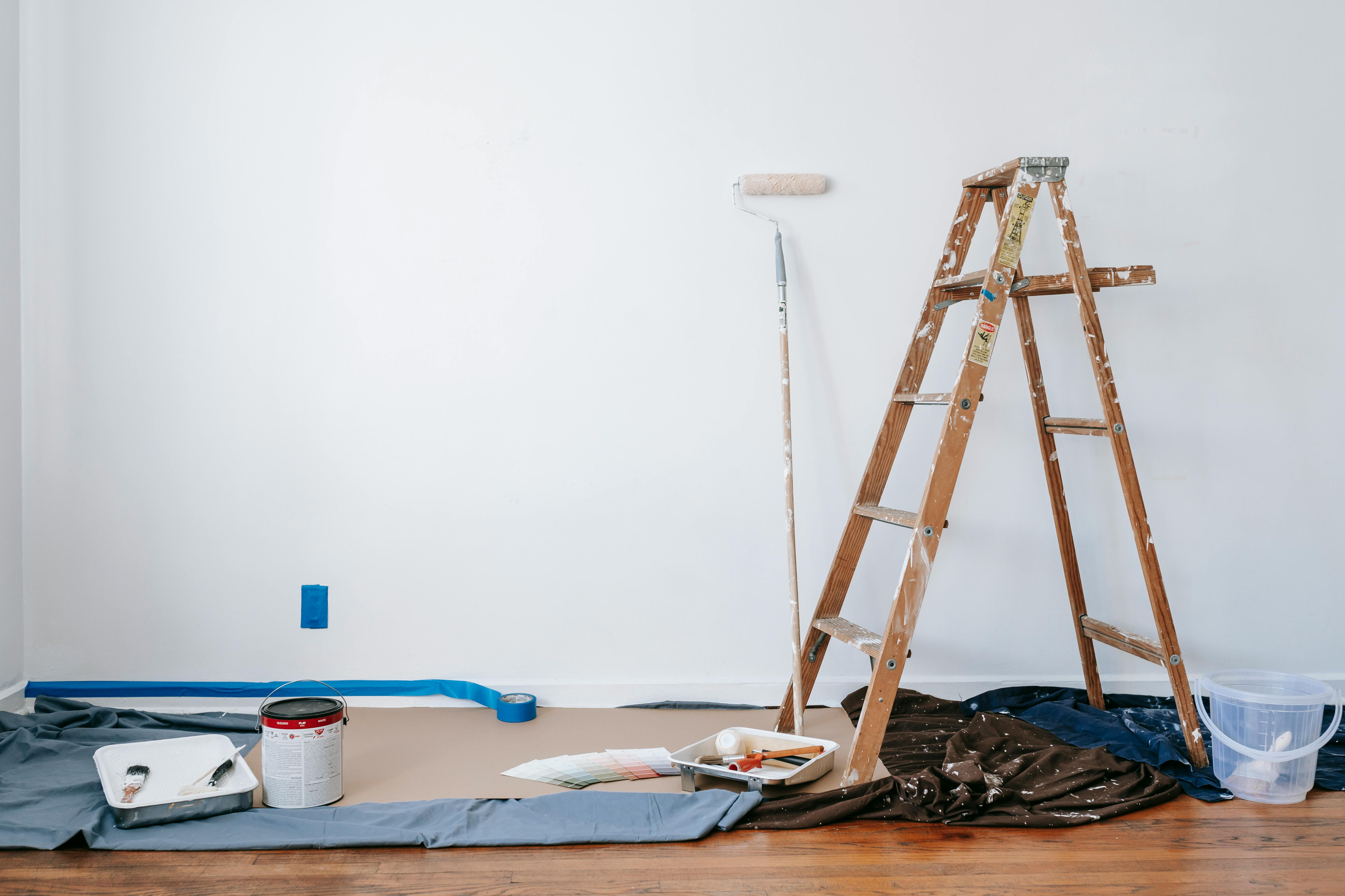 Photo by Blue Bird: https://www.pexels.com/photo/brown-wooden-ladder-beside-painting-materials-7218525/